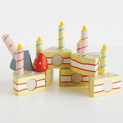 Le Toy Van - Honeybake Childrens Wooden Vanilla Birthday Cake Play Food Pretend Toy | Perfect For Pretend Role Play | Birthday Cake Play Kitchen Role Play Toy (TV273)